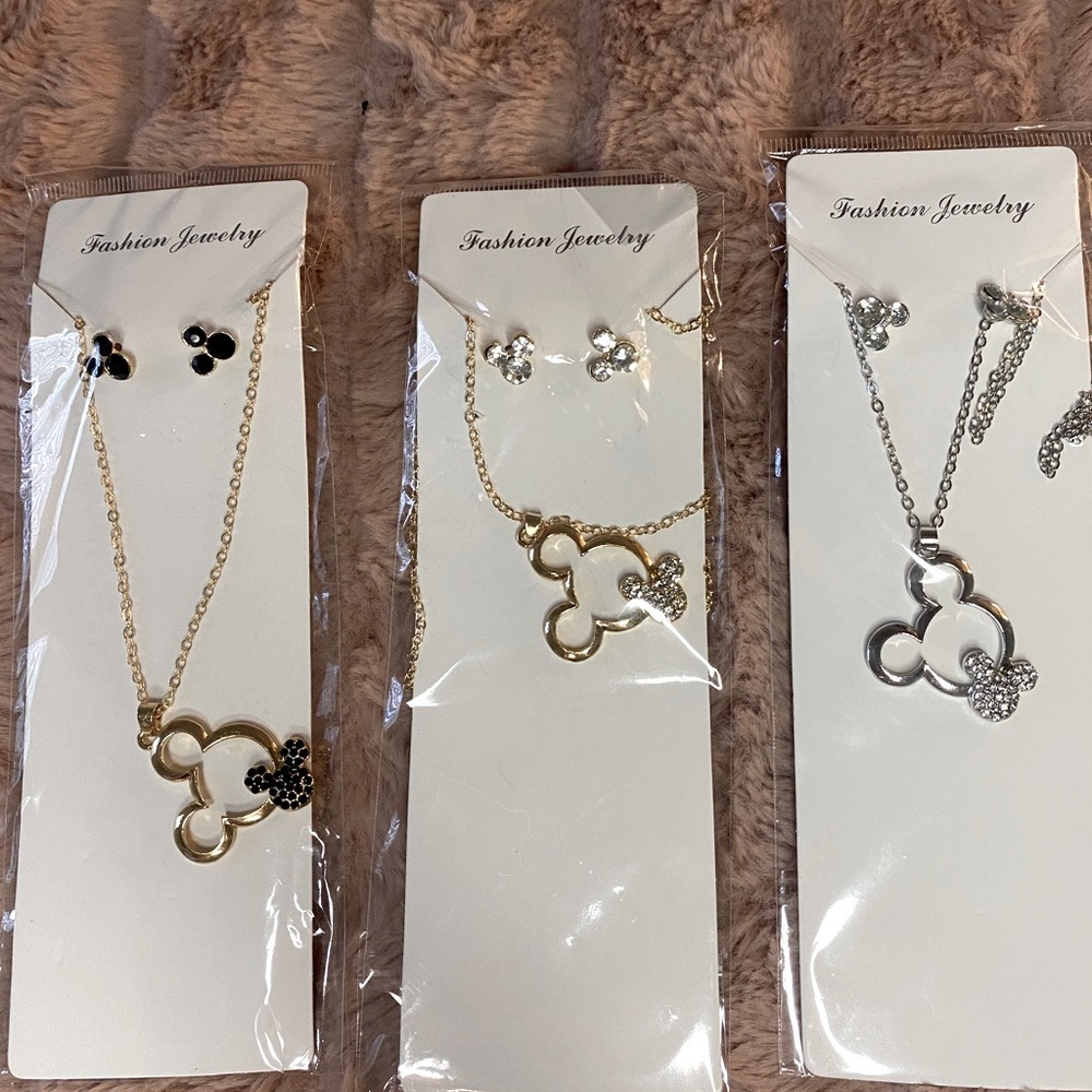 Beautiful 🐭 necklace and earrings set.